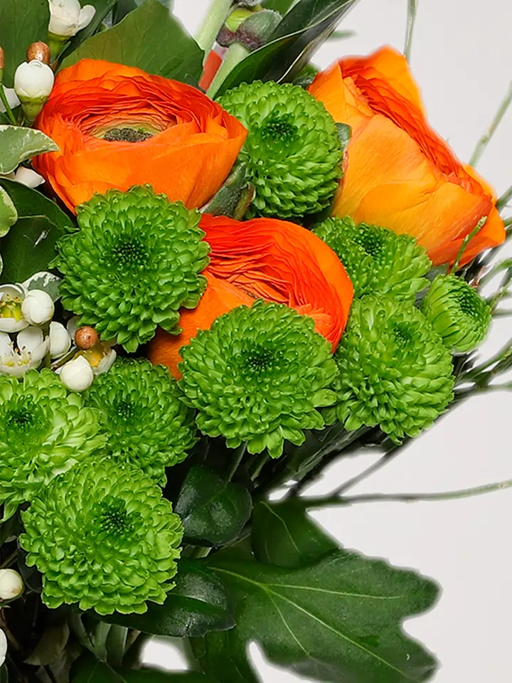 Bouquet ranuncoli arancio e santini verdi macro